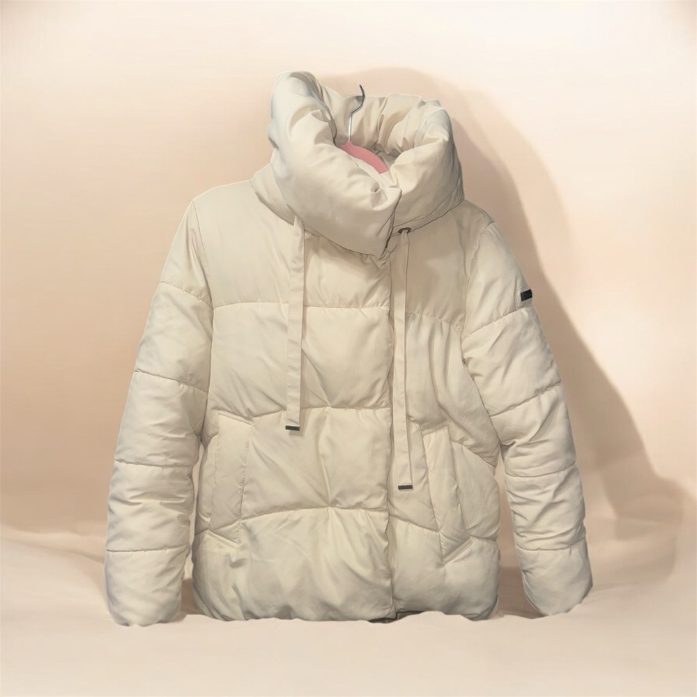 BCBGMAXAZRIA Women's Quilted Winter Puffer
Coat with Oversized Hood Size‎ Medium